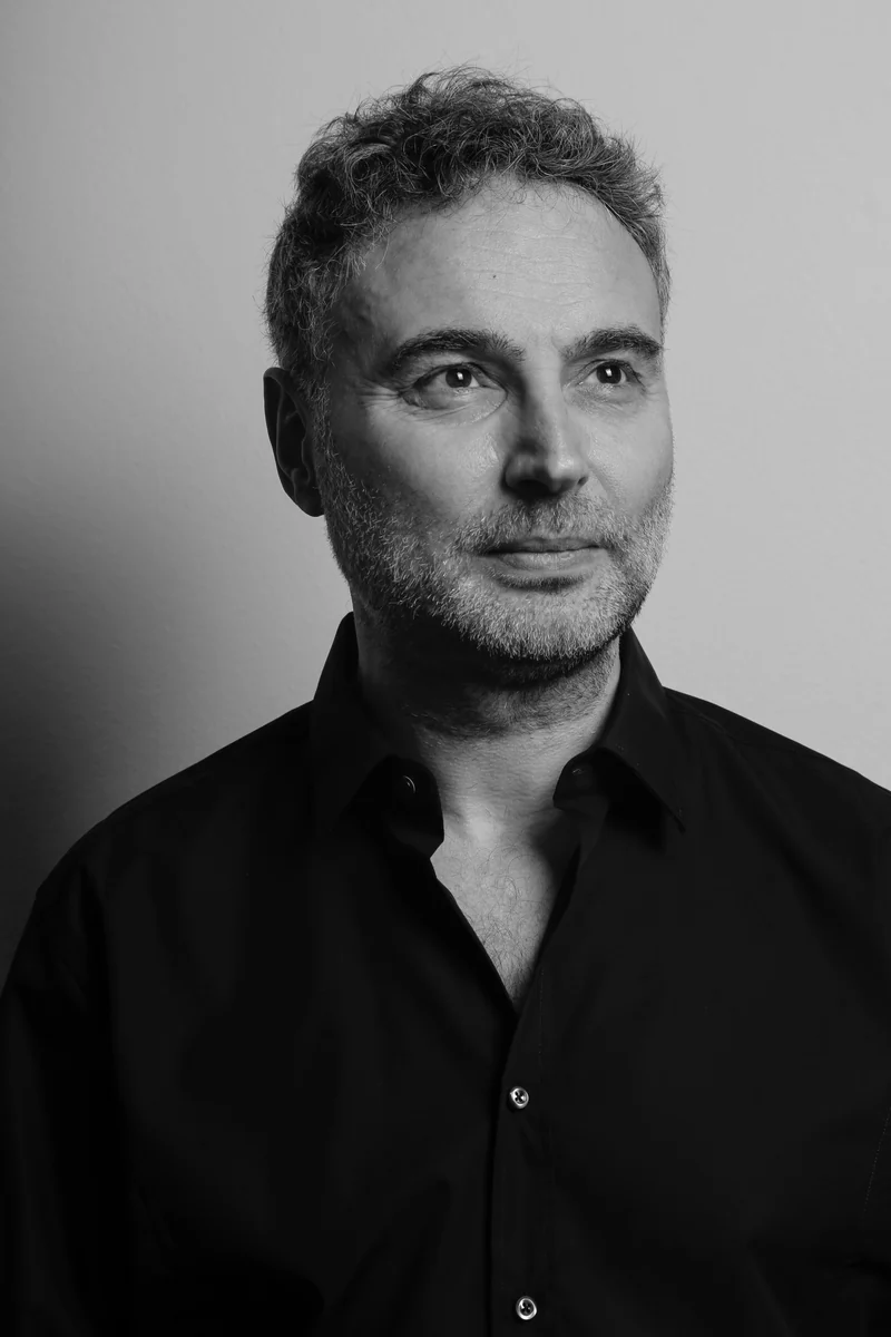 Jürgen Birlinger in einem Schwarz-Weiß-Porträt, den Blick zur Seite gerichtet